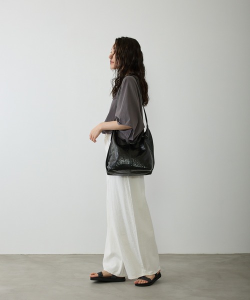 AIONE（アイオネ）の「ツヤありショルダーバッグ（ショルダーバッグ・レディース・アイボリー/ブラック/シルバー・FREE）」の6枚目の写真