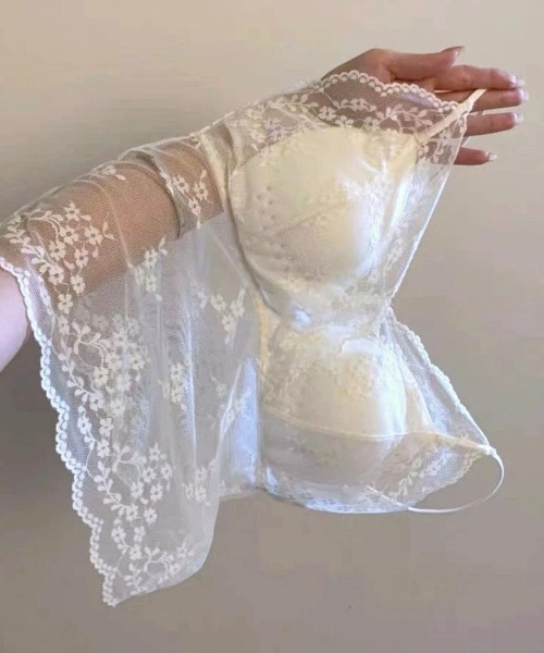maison de LATIR(メゾンドラティール)の「透け感が上品なシアーレースキャミソール(キャミソール・レディース・ホワイト/ブラック・FREE)」の6枚目の写真