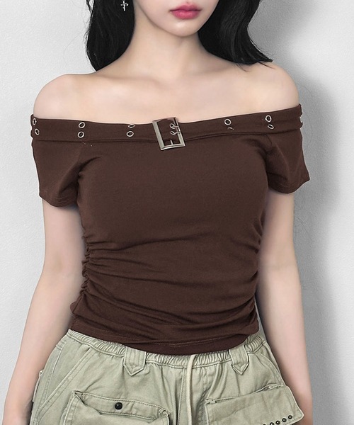 FOLLOWIN(フォロウィン)の「【4color 】バックルポイントオフショルシャーリングトップス(Tシャツ/カットソー・レディース・グレー/ブラウン/ブラック/ホワイト・FREE)」の4枚目の写真