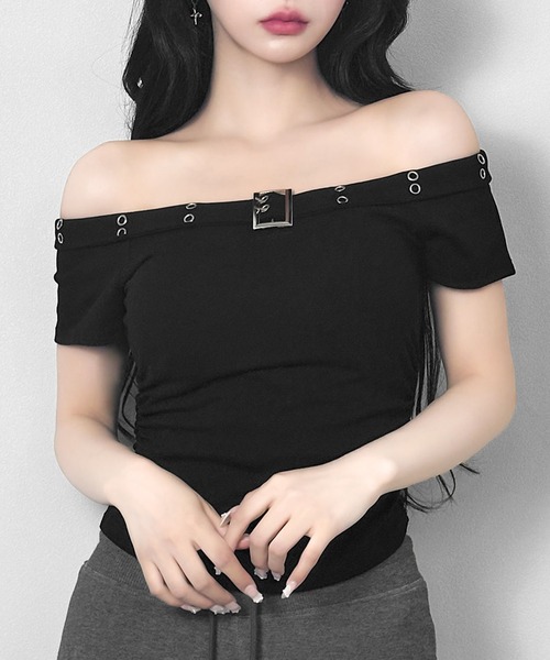 FOLLOWIN(フォロウィン)の「【4color 】バックルポイントオフショルシャーリングトップス(Tシャツ/カットソー・レディース・グレー/ブラウン/ブラック/ホワイト・FREE)」の2枚目の写真