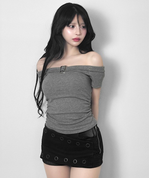 FOLLOWIN(フォロウィン)の「【4color 】バックルポイントオフショルシャーリングトップス(Tシャツ/カットソー・レディース・グレー/ブラウン/ブラック/ホワイト・FREE)」の21枚目の写真