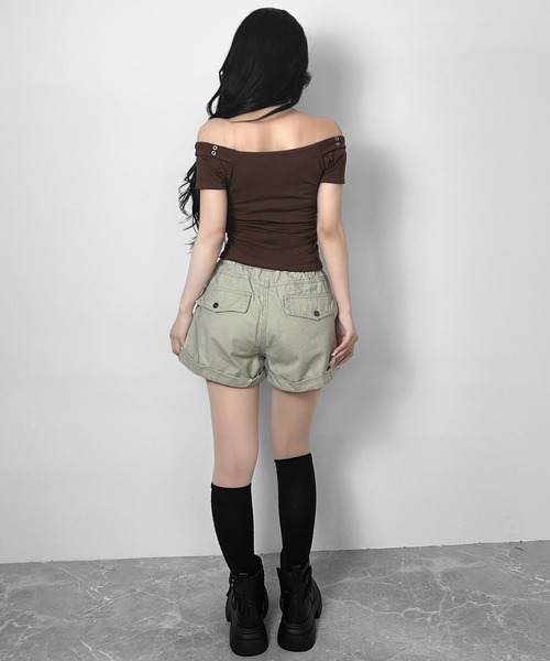 FOLLOWIN(フォロウィン)の「【4color 】バックルポイントオフショルシャーリングトップス(Tシャツ/カットソー・レディース・グレー/ブラウン/ブラック/ホワイト・FREE)」の15枚目の写真