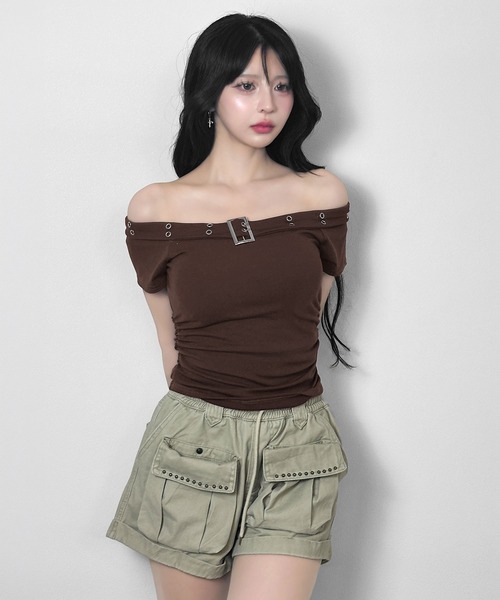 FOLLOWIN(フォロウィン)の「【4color 】バックルポイントオフショルシャーリングトップス(Tシャツ/カットソー・レディース・グレー/ブラウン/ブラック/ホワイト・FREE)」の17枚目の写真