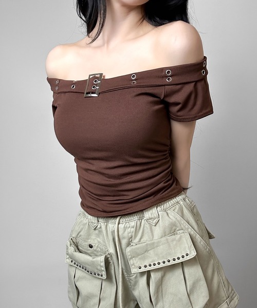 FOLLOWIN(フォロウィン)の「【4color 】バックルポイントオフショルシャーリングトップス(Tシャツ/カットソー・レディース・グレー/ブラウン/ブラック/ホワイト・FREE)」の22枚目の写真