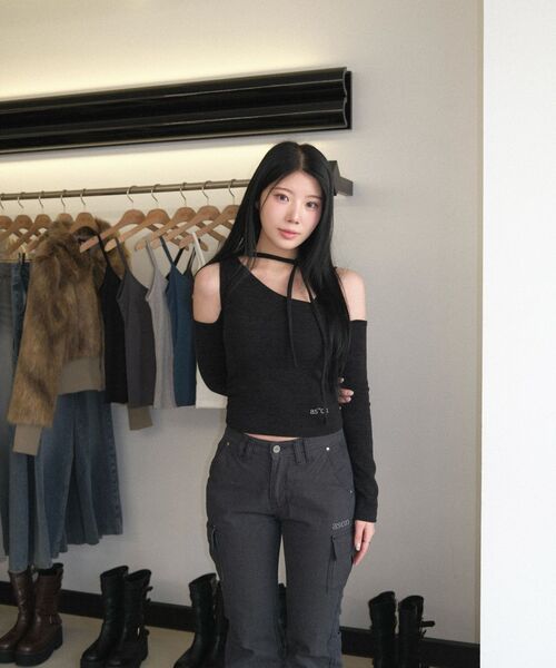 ASON（アズオン）の「MUSE CUT-OUT TEE / BLACK（Tシャツ/カットソー・レディース・その他・FREE）」の2枚目の写真