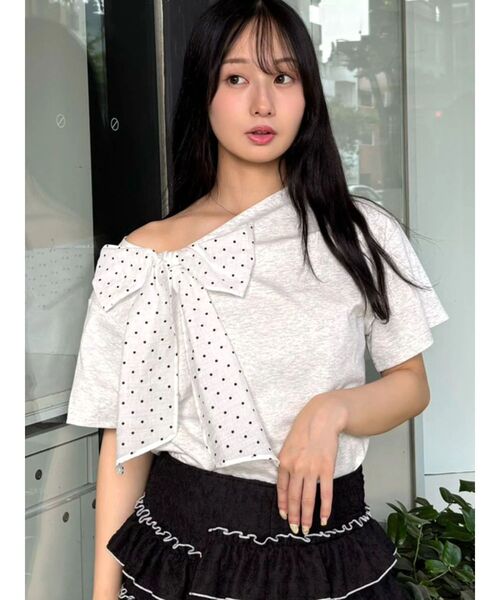 CALNAMUR(カルナムール)の「リボン付きTシャツ(Tシャツ/カットソー・レディース・グレー/イエロー/ブラック・FREE)」の3枚目の写真