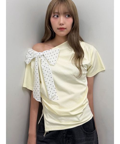 CALNAMUR(カルナムール)の「リボン付きTシャツ(Tシャツ/カットソー・レディース・グレー/イエロー/ブラック・FREE)」の1枚目の写真