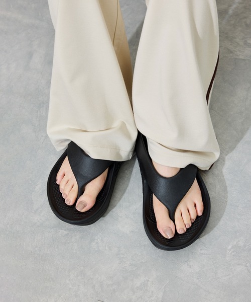 OOFOS(ウーフォス)の「【OOFOS(ウーフォス)】Ooriginal+(サンダル・レディース・ブラック・25/24/23)」の3枚目の写真