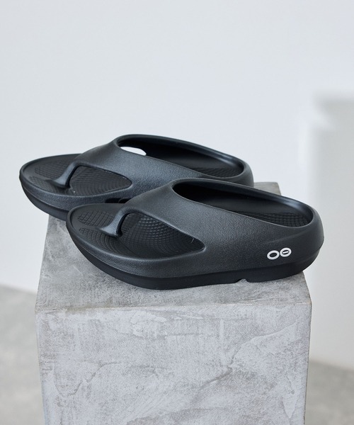 OOFOS(ウーフォス)の「【OOFOS(ウーフォス)】Ooriginal+(サンダル・レディース・ブラック・25/24/23)」の4枚目の写真