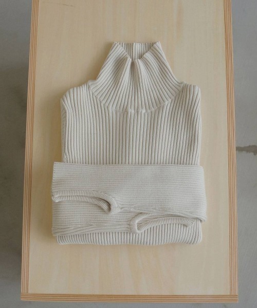 anuke(アンヌーク)の「anuke Slit Turtle Knit スリットタートルニット/62620539(ニット/セーター・レディース・アイボリー/ミックスグレー/ブラック・ONE SIZE)」の2枚目の写真
