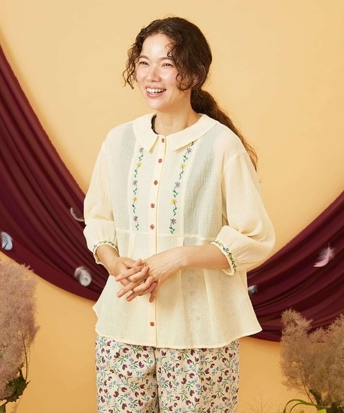 Fluir フラワー刺繍シャーリングブラウス（シャツ/ブラウス
