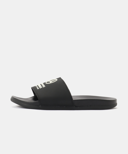 adidas(アディダス)の「adidas ADILETTE COMFORT MERCEDES AMG PETRONAS F1 KI6109(サンダル・メンズ・ブラック・27.5cm/26.5cm/25.5cm/28.5cm)」の1枚目の写真