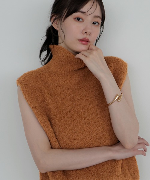 AMUU. PRECIEUSE(アムープレシューズ)の「【ZOZO限定カラー】カールボアハイネックニットベスト(ベスト・レディース・キャメル/アイボリー/ブラック/ブラウン・FREE)」の1枚目の写真