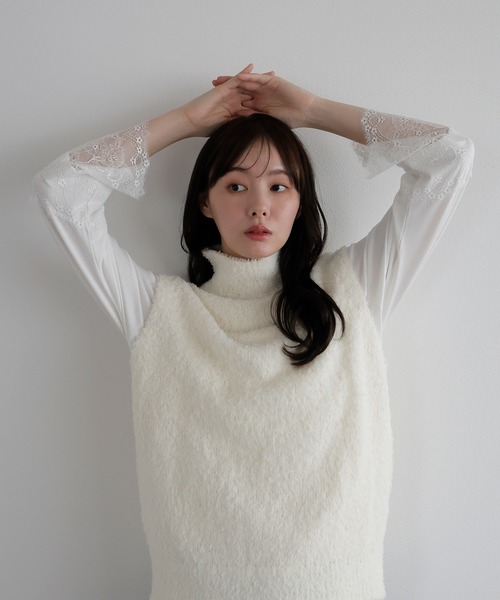 AMUU. PRECIEUSE(アムープレシューズ)の「【ZOZO限定カラー】カールボアハイネックニットベスト(ベスト・レディース・キャメル/アイボリー/ブラック/ブラウン・FREE)」の2枚目の写真
