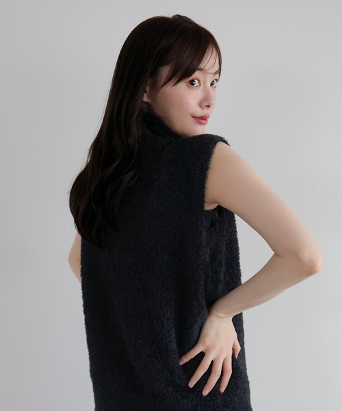 AMUU. PRECIEUSE(アムープレシューズ)の「【ZOZO限定カラー】カールボアハイネックニットベスト(ベスト・レディース・キャメル/アイボリー/ブラック/ブラウン・FREE)」の13枚目の写真