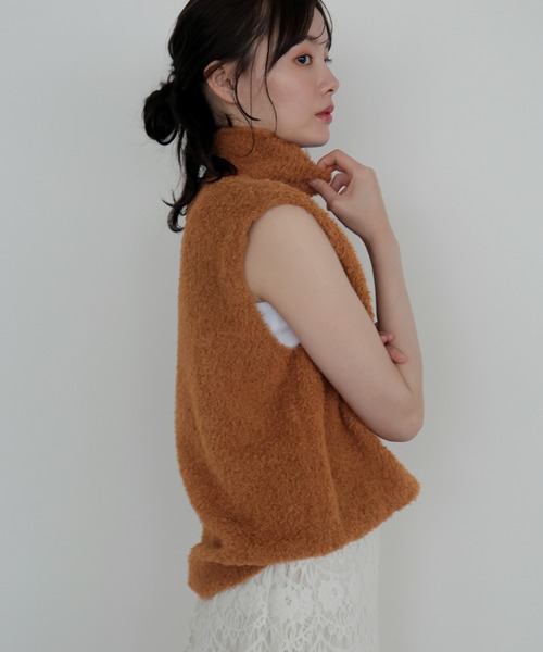 AMUU. PRECIEUSE(アムープレシューズ)の「【ZOZO限定カラー】カールボアハイネックニットベスト(ベスト・レディース・キャメル/アイボリー/ブラック/ブラウン・FREE)」の6枚目の写真