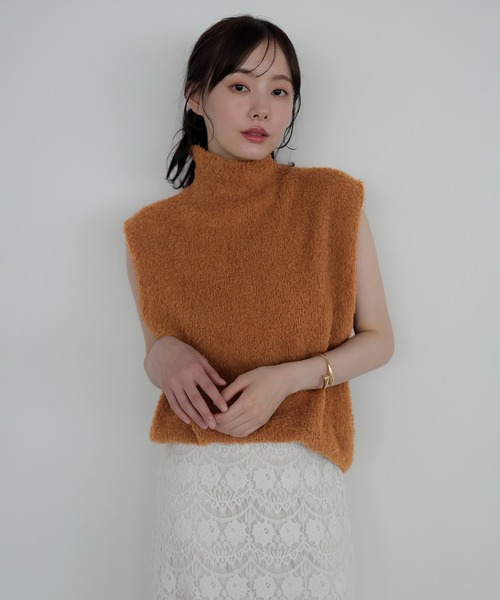 AMUU. PRECIEUSE(アムープレシューズ)の「【ZOZO限定カラー】カールボアハイネックニットベスト(ベスト・レディース・キャメル/アイボリー/ブラック/ブラウン・FREE)」の7枚目の写真