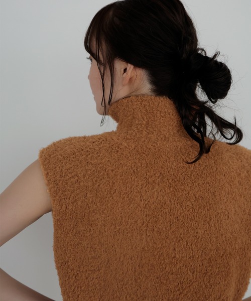 AMUU. PRECIEUSE(アムープレシューズ)の「【ZOZO限定カラー】カールボアハイネックニットベスト(ベスト・レディース・キャメル/アイボリー/ブラック/ブラウン・FREE)」の9枚目の写真