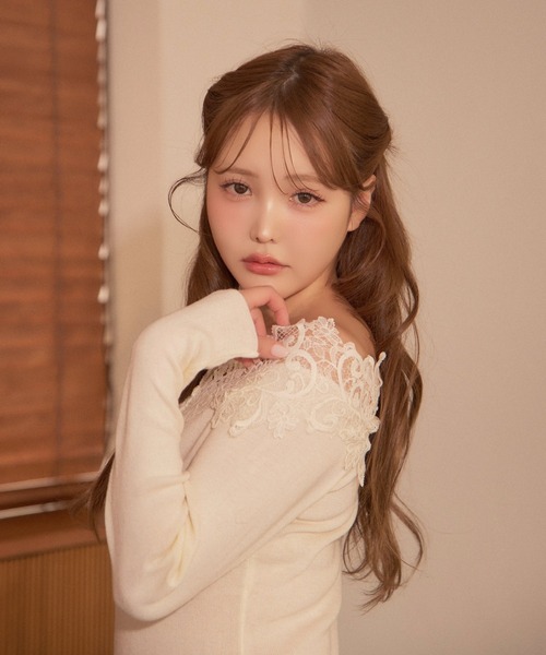 miune(ミューヌ)の「フラワーレースオフショルニット(ニット/セーター・レディース・チャコールグレー/ブラウン/ブラック/ベージュ/アイボリー・FREE)」の9枚目の写真