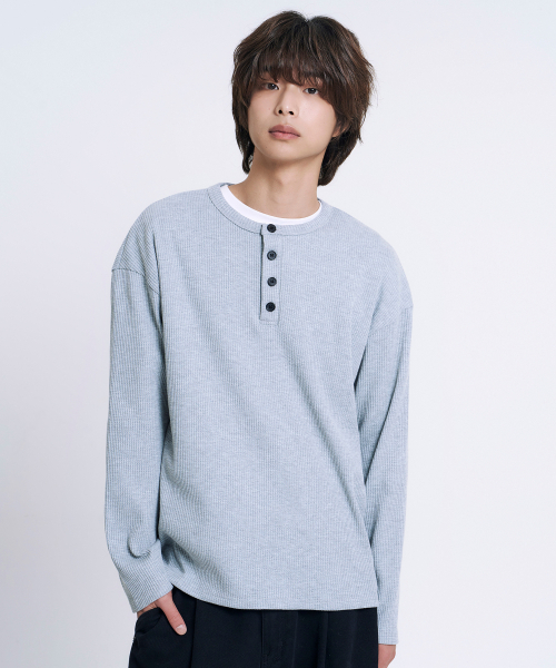 MOOVN(ムブン)の「ヘンリーネックワッフルロングスリーブTシャツ グレー(Tシャツ/カットソー・レディース・その他・MEDIUM/LARGE)」の2枚目の写真