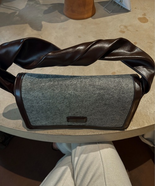 lawgy(ラウジー)の「combination material shoulder twist bag / コンビネーションマテリアルショルダーツイストバッグ(ハンドバッグ・レディース・グレー/オートミール・FREE)」の13枚目の写真