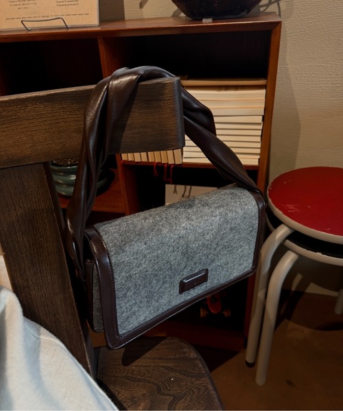 lawgy(ラウジー)の「combination material shoulder twist bag / コンビネーションマテリアルショルダーツイストバッグ(ハンドバッグ・レディース・グレー/オートミール・FREE)」の11枚目の写真