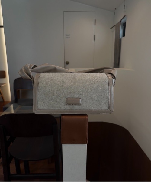 lawgy(ラウジー)の「combination material shoulder twist bag / コンビネーションマテリアルショルダーツイストバッグ(ハンドバッグ・レディース・グレー/オートミール・FREE)」の4枚目の写真