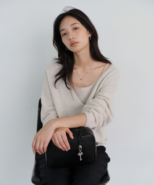 URAGO(ユラーゴ)の「Yak wool V-neck knit(ニット/セーター・レディース・オートミール/ブラウン/ネイビー・FREE)」の6枚目の写真
