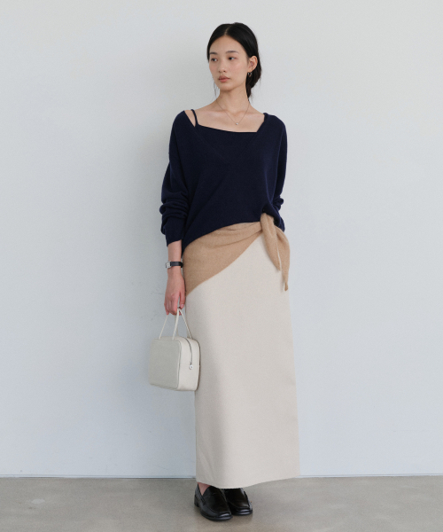URAGO(ユラーゴ)の「Yak wool V-neck knit(ニット/セーター・レディース・オートミール/ブラウン/ネイビー・FREE)」の7枚目の写真