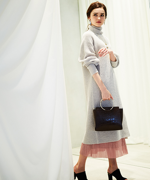 UNITED TOKYO(ユナイテッドトウキョウ)の「タートルニットロングワンピース(ワンピース・レディース・ベージュ/ダークグレー/ライトグレー・1)」の2枚目の写真