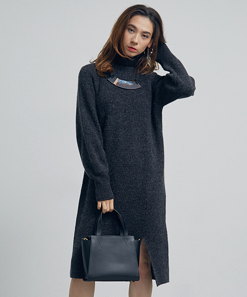 UNITED TOKYO(ユナイテッドトウキョウ)の「タートルニットロングワンピース(ワンピース・レディース・ベージュ/ダークグレー/ライトグレー・1)」の1枚目の写真