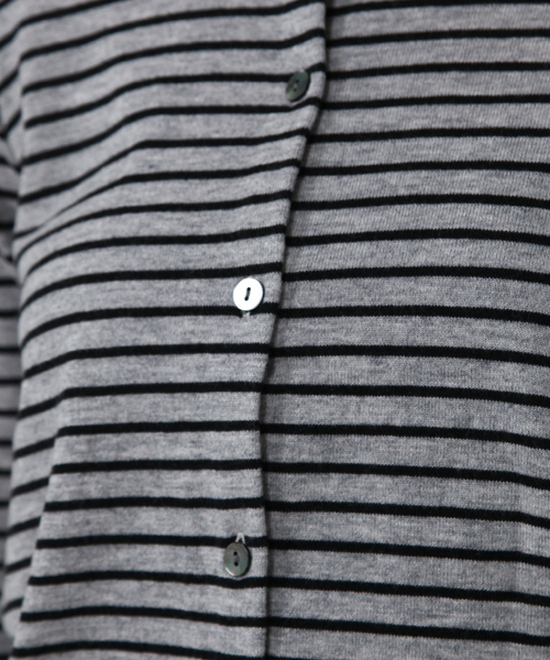 green label relaxing（グリーンレーベルリラクシング）の「D/G PJ W/S/CA ボーダーカーディガン GLAU GLRI（カーディガン/ボレロ・レディース・チャコールグレー×ブラック/ブラック・38/40）」の4枚目の写真