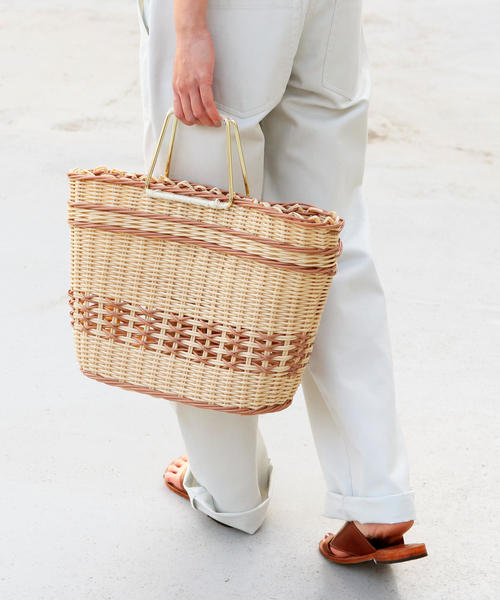 BEAUTY&YOUTH UNITED ARROWS(ビューティーアンドユースユナイテッドアローズ)の「<Le Vernis>∴メタルハンドルトートバッグ o(トートバッグ・レディース・ブラック/ベージュ・FREE)」の2枚目の写真