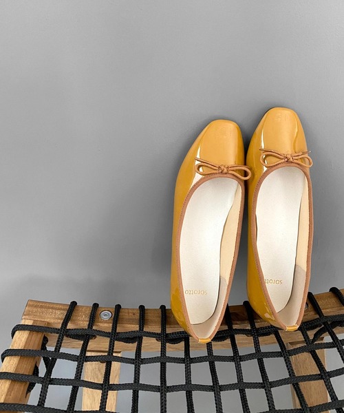 SOROTTO（ソロット）の「【晴雨兼用】スクエアトゥバレエシューズ レインパンプス（レインシューズ・レディース・グレー/ホワイト/マスタード/レッド/ブラウン/ブラック・23.0cm/23.5cm/24.0cm/24.5cm/25.0cm/25.5cm/22.0cm/22.5cm）」の5枚目の写真