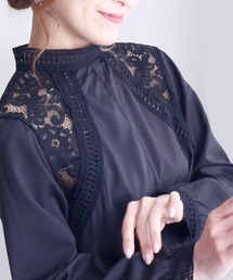 スリット入り花レースのハイネックトップス