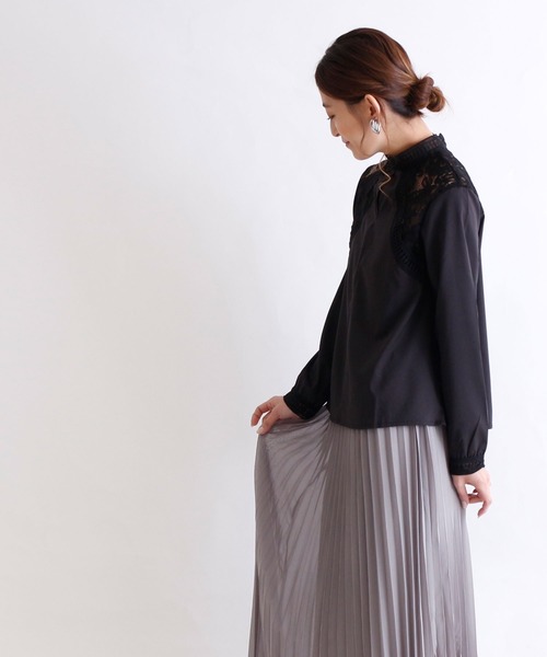 Sawa a la mode（サワアラモード）の「スリット入り花レースのハイネックトップス（シャツ/ブラウス・レディース・ブラック・FREE）」の2枚目の写真