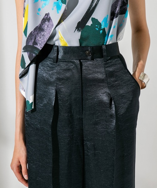 UNITED TOKYO（ユナイテッドトウキョウ）の「フロントタックサテンワイドパンツ（その他パンツ・レディース・ベージュ/ネイビー・0）」の11枚目の写真