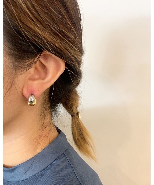 mou（モウ）の「バイカラーぷっくり雫ピアス（ピアス（両耳用）・レディース・シルバー/ゴールド・FREE）」の2枚目の写真