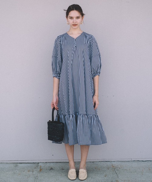 CAMILLE EAU（カミーユオー）の「ボリュームスリーブヘム切替ワンピース（ワンピース・レディース・ブラック/グレイッシュベージュ・MEDIUM）」の2枚目の写真