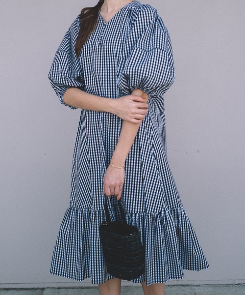 CAMILLE EAU（カミーユオー）の「ボリュームスリーブヘム切替ワンピース（ワンピース・レディース・ブラック/グレイッシュベージュ・MEDIUM）」の10枚目の写真