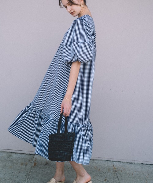 CAMILLE EAU（カミーユオー）の「ボリュームスリーブヘム切替ワンピース（ワンピース・レディース・ブラック/グレイッシュベージュ・MEDIUM）」の3枚目の写真