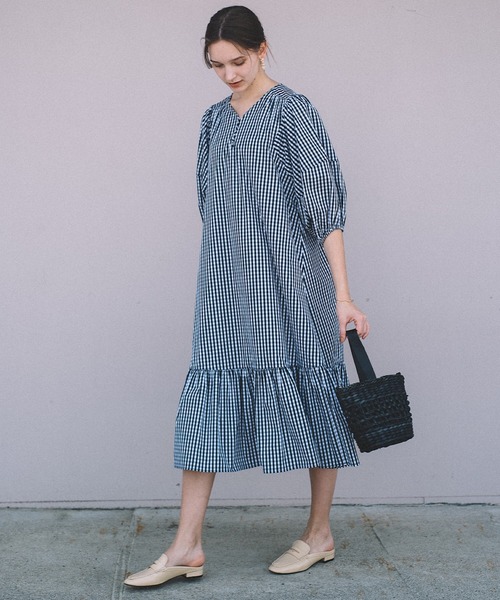 CAMILLE EAU（カミーユオー）の「ボリュームスリーブヘム切替ワンピース（ワンピース・レディース・ブラック/グレイッシュベージュ・MEDIUM）」の5枚目の写真