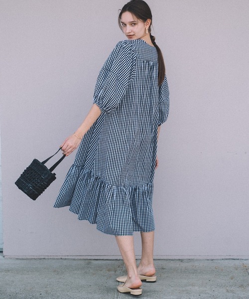 CAMILLE EAU（カミーユオー）の「ボリュームスリーブヘム切替ワンピース（ワンピース・レディース・ブラック/グレイッシュベージュ・MEDIUM）」の12枚目の写真