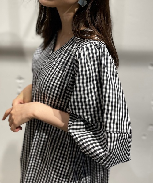 CAMILLE EAU（カミーユオー）の「ボリュームスリーブヘム切替ワンピース（ワンピース・レディース・ブラック/グレイッシュベージュ・MEDIUM）」の8枚目の写真