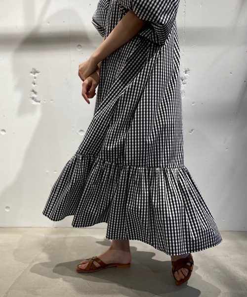 CAMILLE EAU（カミーユオー）の「ボリュームスリーブヘム切替ワンピース（ワンピース・レディース・ブラック/グレイッシュベージュ・MEDIUM）」の9枚目の写真