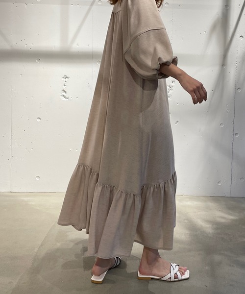 CAMILLE EAU（カミーユオー）の「ボリュームスリーブヘム切替ワンピース（ワンピース・レディース・ブラック/グレイッシュベージュ・MEDIUM）」の14枚目の写真