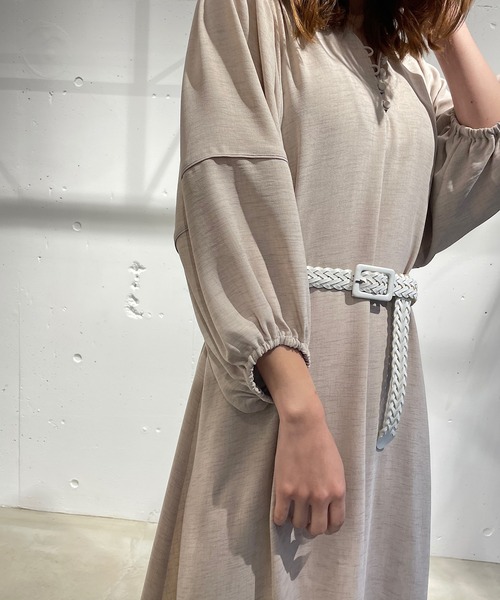 CAMILLE EAU（カミーユオー）の「ボリュームスリーブヘム切替ワンピース（ワンピース・レディース・ブラック/グレイッシュベージュ・MEDIUM）」の7枚目の写真