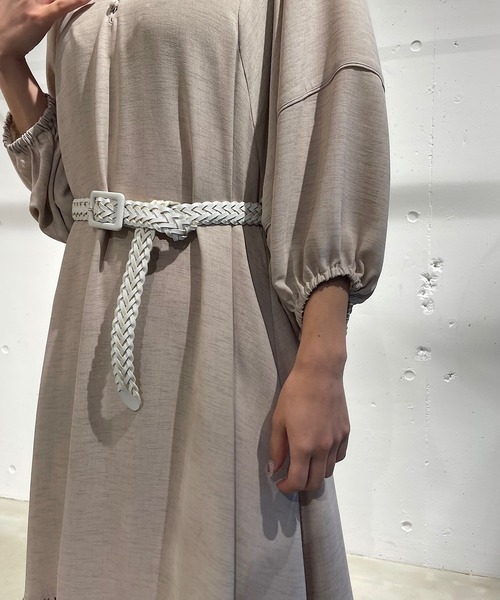 CAMILLE EAU（カミーユオー）の「ボリュームスリーブヘム切替ワンピース（ワンピース・レディース・ブラック/グレイッシュベージュ・MEDIUM）」の11枚目の写真