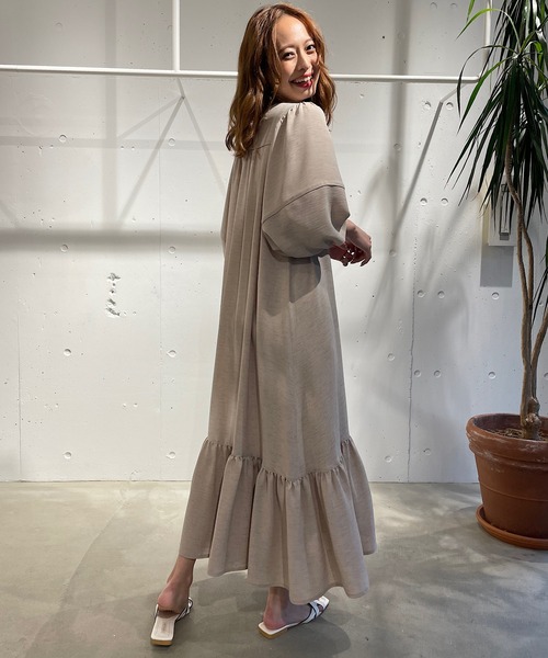 CAMILLE EAU（カミーユオー）の「ボリュームスリーブヘム切替ワンピース（ワンピース・レディース・ブラック/グレイッシュベージュ・MEDIUM）」の4枚目の写真