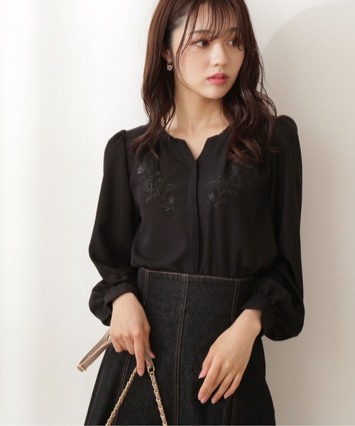 PROPORTION BODY DRESSING（プロポーションボディドレッシング）の「フラワーエンブロイダリーキーネックブラウス / 1211210508（シャツ/ブラウス・レディース・ブラック/ホワイト系その他/ブラウン系その他・MEDIUM/SMALL）」の2枚目の写真